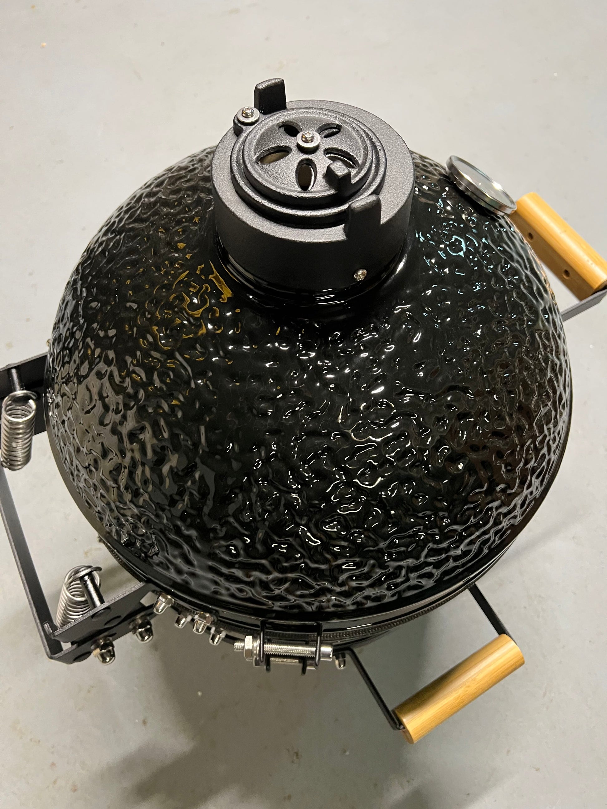 Barbecue Kamado noir Natural Kitchen Ø 41cm en céramique haute densité avec gravure personnalisée.