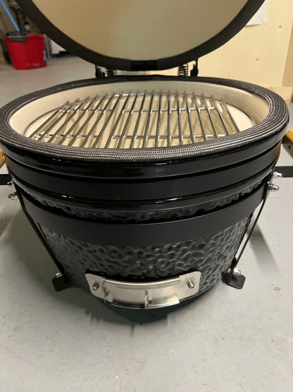 Barbecue Kamado noir Natural Kitchen Ø 41cm en céramique haute densité avec gravure personnalisée.