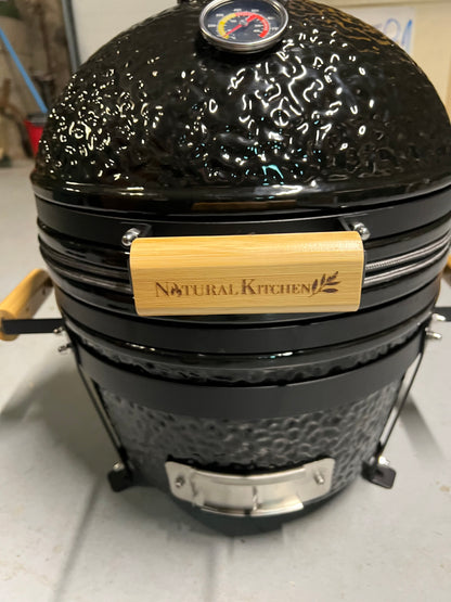 Barbecue Kamado noir Natural Kitchen Ø 41cm en céramique haute densité avec gravure personnalisée.
