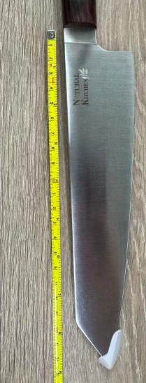 Couteau Kiritsuke japonais en acier damas sur planche de bois