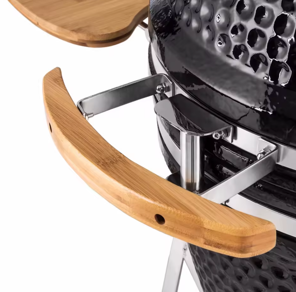 Barbecue Kamado noir Natural Kitchen Ø 52 cm en céramique haute densité avec gravure personnalisée.