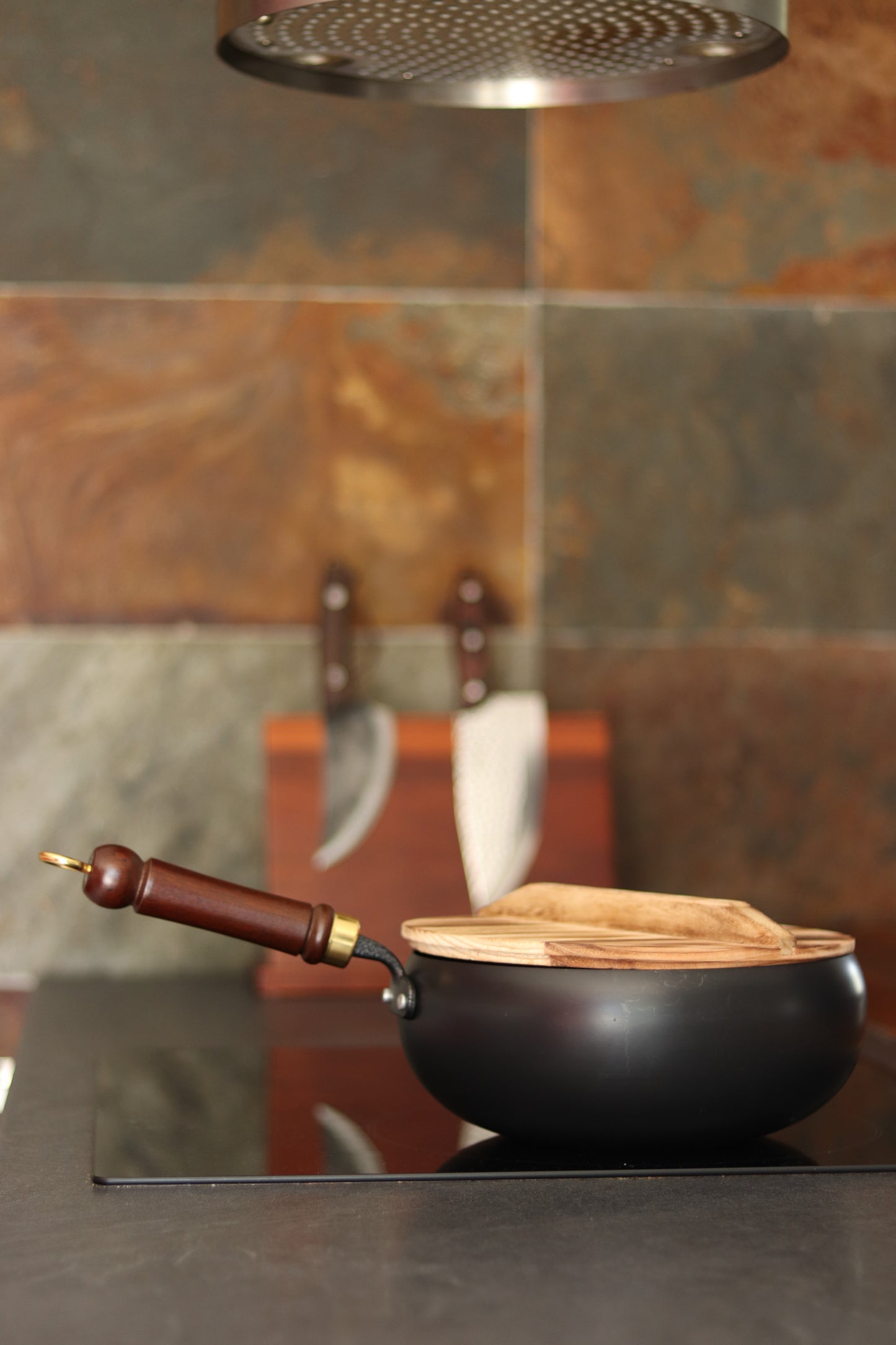 Véritable Wok traditionnel japonais - Poèle en  Fonte  - Spécial Induction & Tous Feux - livraison offerte