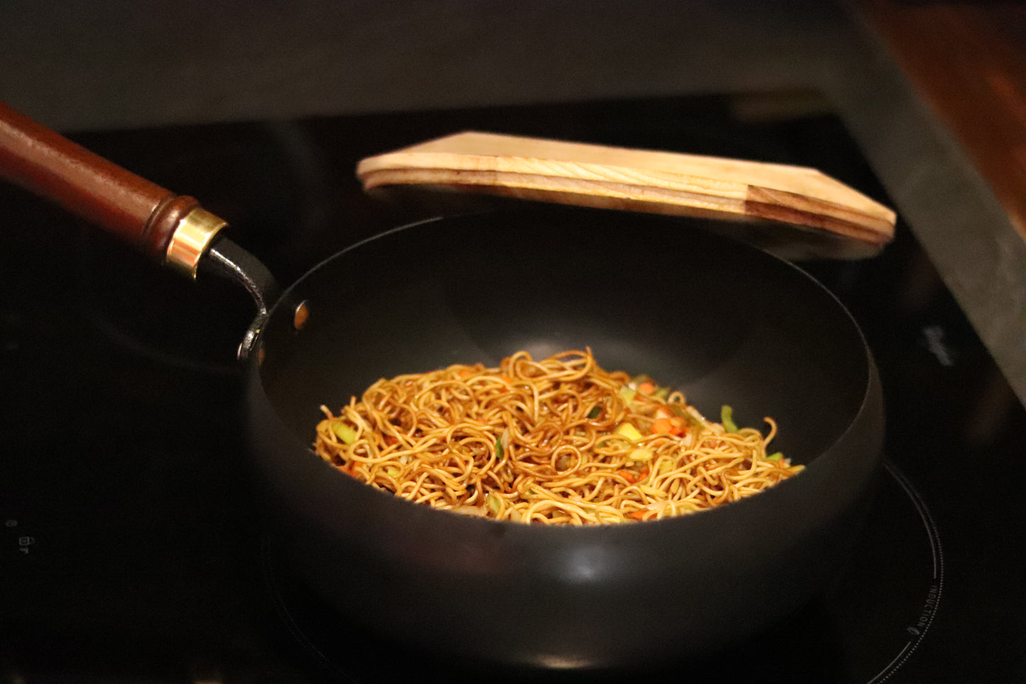 Véritable Wok traditionnel japonais - Poèle en  Fonte  - Spécial Induction & Tous Feux - livraison offerte